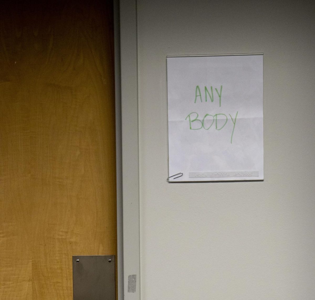 A handwritten sign outside the bathrooms in the Battelle-Tompkins building.